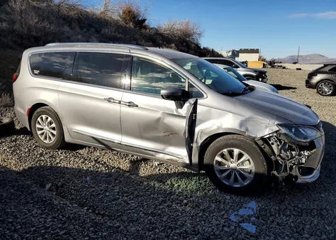 2018 Chrysler Pacifica Touring L z USA, uszkodzony, nr VIN 2C4RC1BG0JR218011